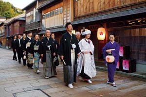 ひがし茶屋街を進む花嫁花婿の行列