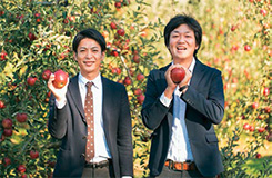 岸英樹支配人と小山一徹営 業主任の写真
