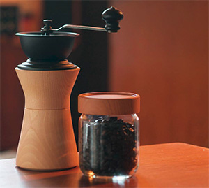 MokuNejiブランドの コーヒーミルとガラス瓶の写真