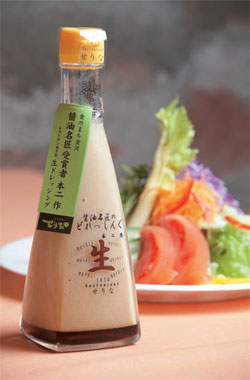 ドレッシングは1本350ml入りで880円