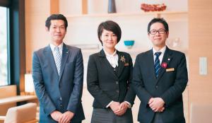 高田産業総務部の山本幸人企画課長、金沢 彩の庭ホテルの橋上真由美副支配人兼フロント担当マネージャーと中村明仁業務部マネージャーの写真