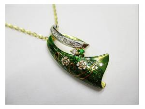 独自の焼付け乾燥技法を編み出し18金ジュエリーに山中塗の蒔絵を加飾 独自の焼付け乾燥技法を編み出し18金ジュエリーに山中塗の蒔絵を加飾