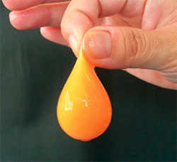気味がつまめるほど弾力がある生食用の卵の写真