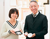 稲垣揚平社長とデザインを手がけた堀美千代さんの写真。