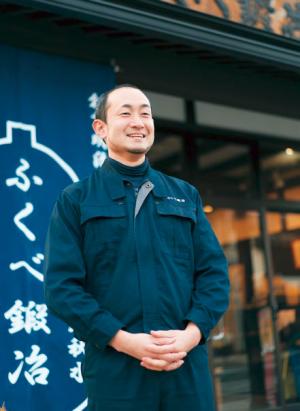 商品開発や販路の開拓に知恵を絞る4代目干場健太朗さんの写真