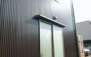 建物に後付けできる金属製ひさしの施工例の写真
