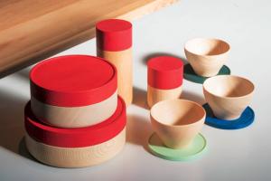 鮮やかな赤色が印象的な「SOJI」シリーズと、ふたとしても使える茶托と茶碗をセットにした「KOMA」シリーズの写真