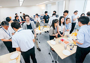 参加者が起業のアイデアについて話し合った交流会の様子の写真。