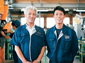 吉田孝之社長と吉田瑛亮専務の写真