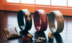 シンガポールの学生と連携して商品化したアクセサリーの写真。ブレスレットなどにはシンガポールの国花ランが描かれている