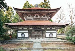 森田社長の設計監理によって屋根の葺き替え工事が行われた県指定有形文化財「総持寺経蔵」