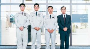 上田芳弘部長と工業試験場電子情報部の皆さんの写真。