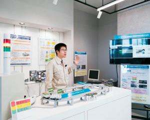機械の稼働状況の見える化の展示・実演風景の写真。