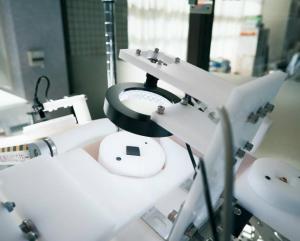 製品の自動検査の様子の写真。