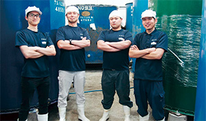 酒造りを担う4人の正社員の写真