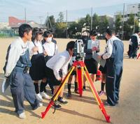 近隣での小学校での測量体験学習に取り組む様子の写真