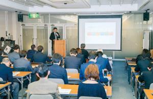 経営者ら約30人が参加した事業承継セミナー風景の写真