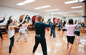 ASANO TAIKO U.S.で開く教室で練習に励む外国人の写真