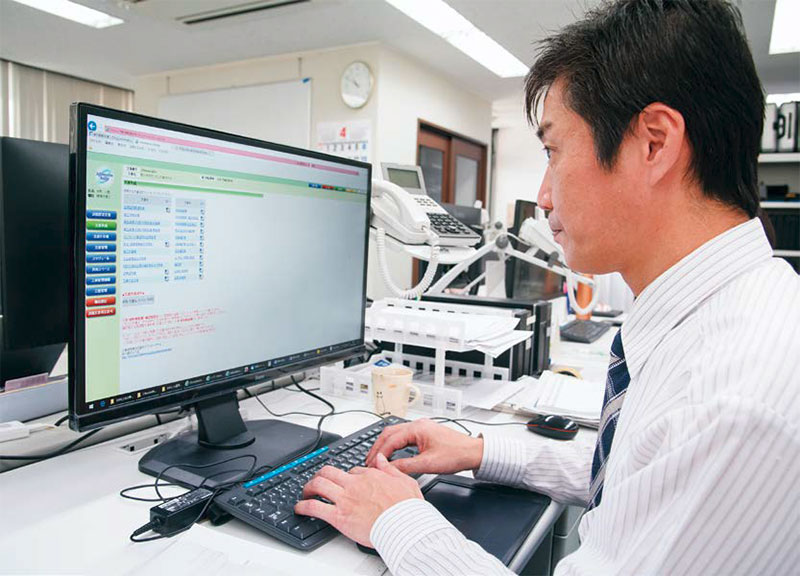 「information bridge」を操作する人の写真。利用件数は年間約4,000件にまで増えている。