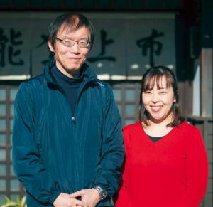 山崎隆社長と営業・商品企画担当の久世英津子さんの写真
