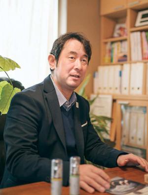 野村英史社長の写真。「OEM・ノベルティを探している企業はぜひATTE chouchouを利用してほしい」と呼びかける。