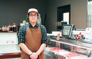 番匠尚弘さんの写真。東京の人気店で修業し、ソーセージの開発と製造を担う。