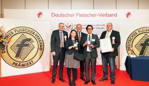 「IFFA 日本食肉加工コンテスト2019」で受賞した際の写真。コンテストで高評価を受け、自信を深めた。