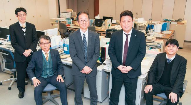 漢野救泰参事とISICOスタッフの写真。サポイン事業を利用する県内企業をバックアップします。