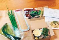 参加者に宅配する食材や調味料などの写真。