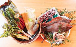 「イチバのハコ」で販売している、旬の鮮魚や野菜を詰め合わせた「おためしのハコ」の写真。