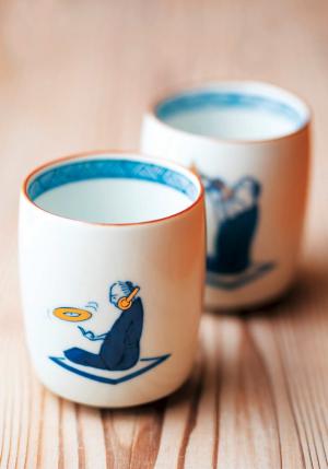 伝統の柄をアレンジし、笛の代わりにレコードなどを持たせた「笛吹」シリーズの湯飲みの写真。