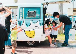 フードロス削減も視野に入れたオリジナル下記ご悪露の販売風景の写真。