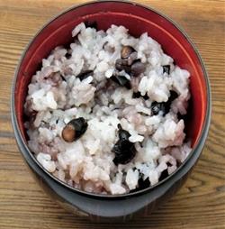 豆つなぎ餅　黒豆