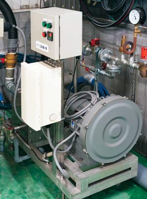 おから乾燥機の写真。未利用だったボイラーの蒸気熱を活用して空気を温める。