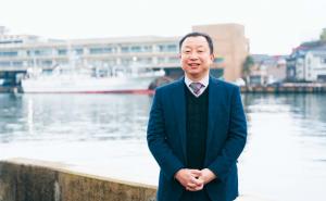 新谷伸一社長の写真。SNSを積極的に活用して魚醤いしりラーメンの販売促進に取り組む。