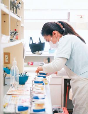 歯科補綴物を製造する歯科技工士の写真その2。