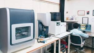 ものづくり補助金を活用して導入した切削加工機や３Dプリンタなどの写真。
