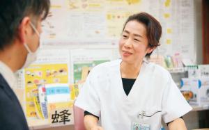 薬剤師の笠原友子さんの写真。