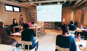 少人数・座談会形式のイベント「ここ★キラ」の様子の写真。