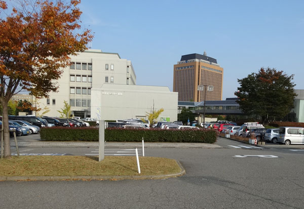 石川県地場産業振興センター新館前駐車場の写真