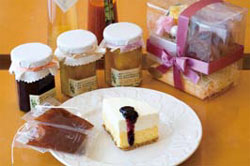 ぶどうの木の商品。手前中央は、創業25周年を記念して企画された「25年目のチーズケーキ」　写真