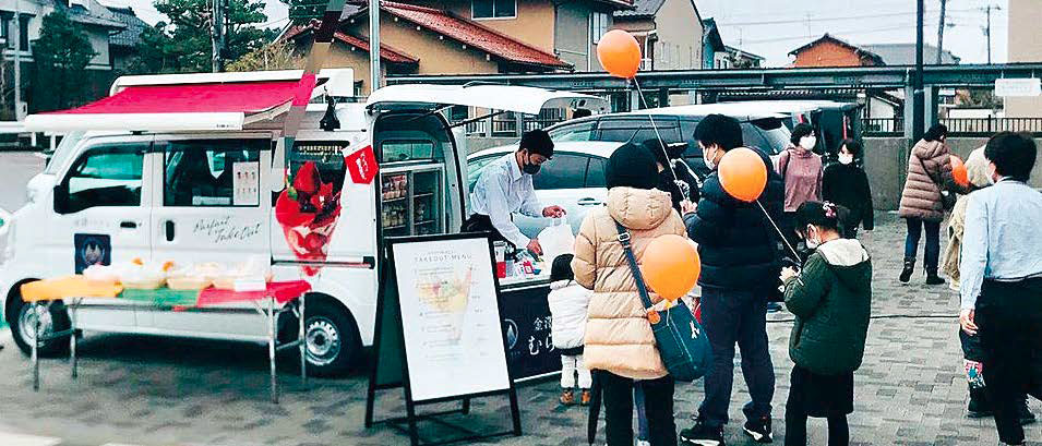 移動販売車「パフェカー」の写真。各地のイベントに引っ張りだこ。