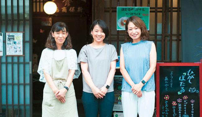 ポップアップショップに出店した石田里美さん、つるはらひとみさんと、ISICOの小塚真紀子コーディネーターの写真。