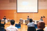 基調講演の様子の写真。