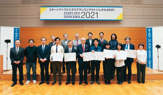 各賞の受賞者と当機構の理事長 谷本正憲知事、審査員の皆さんの集合写真。