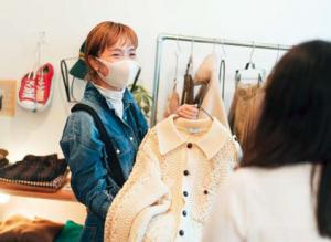 接客をする金田さんの写真。これまでの経験や磨いてきたセンスを生かして提案する。