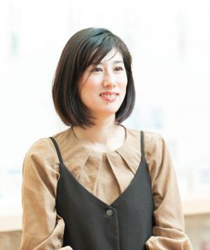 佐藤優子専務の写真。
