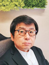 荒井芳仁社長の写真。不動産業界向けのVRシステム開発に力を注ぐ。