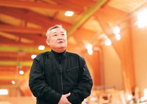 小坂勇治社長の写真。