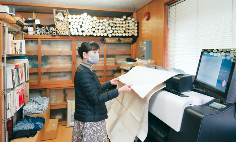 補助金で導入した大型スキャナーの写真